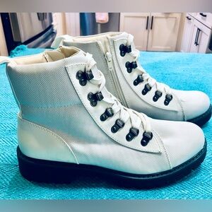 CLIFFS BY WHITE MOUNTAIN white combat type boots. Size 10 EUC
